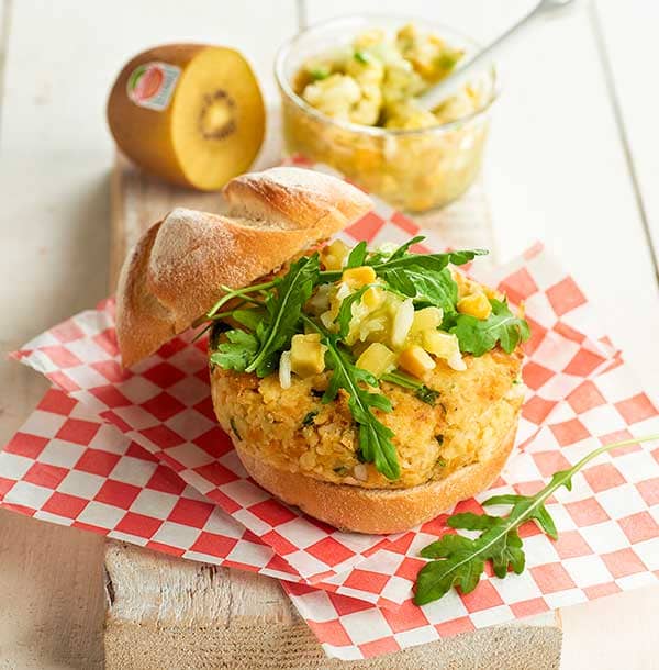 Hamburger de pois chiche et millet avec avocat, kiwi Zespri SunGold 