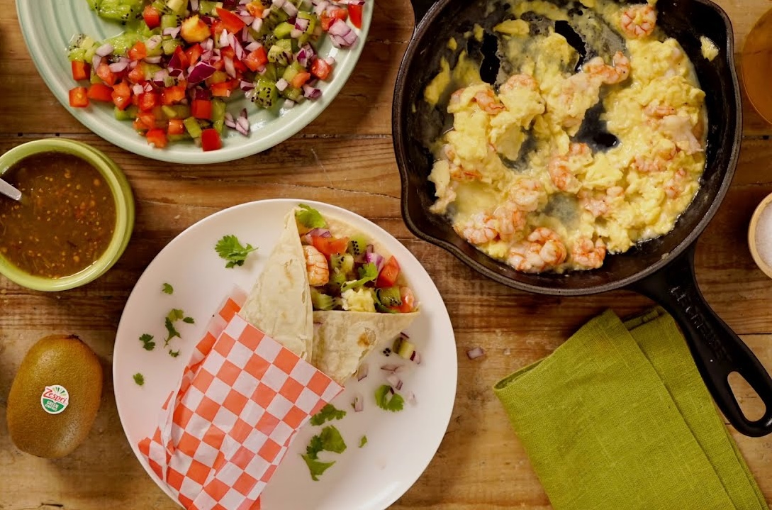 Burrito de revoltillo de gambitas, kiwi Zespri™ Green, cebolla y salsa verde