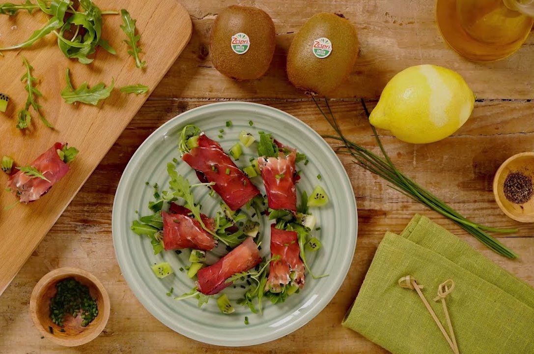 Rollitos de bresaola con rúcula y kiwi Zespri™ Green