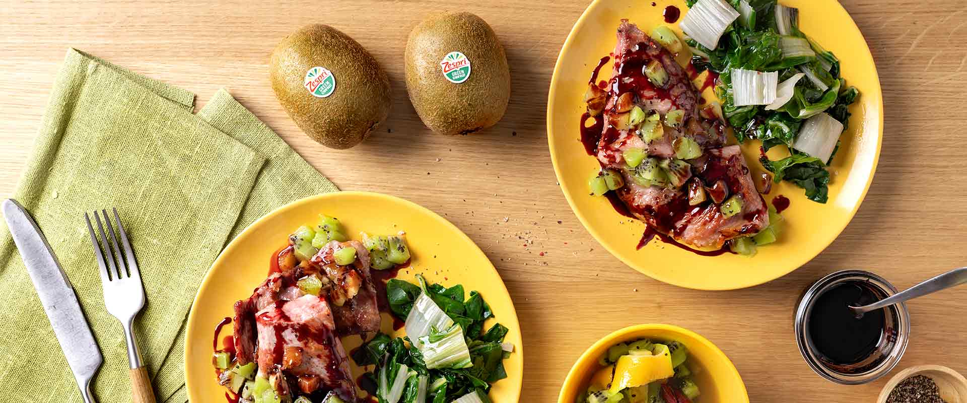 Secreto ibérico con compota de kiwi y acelgas rojas