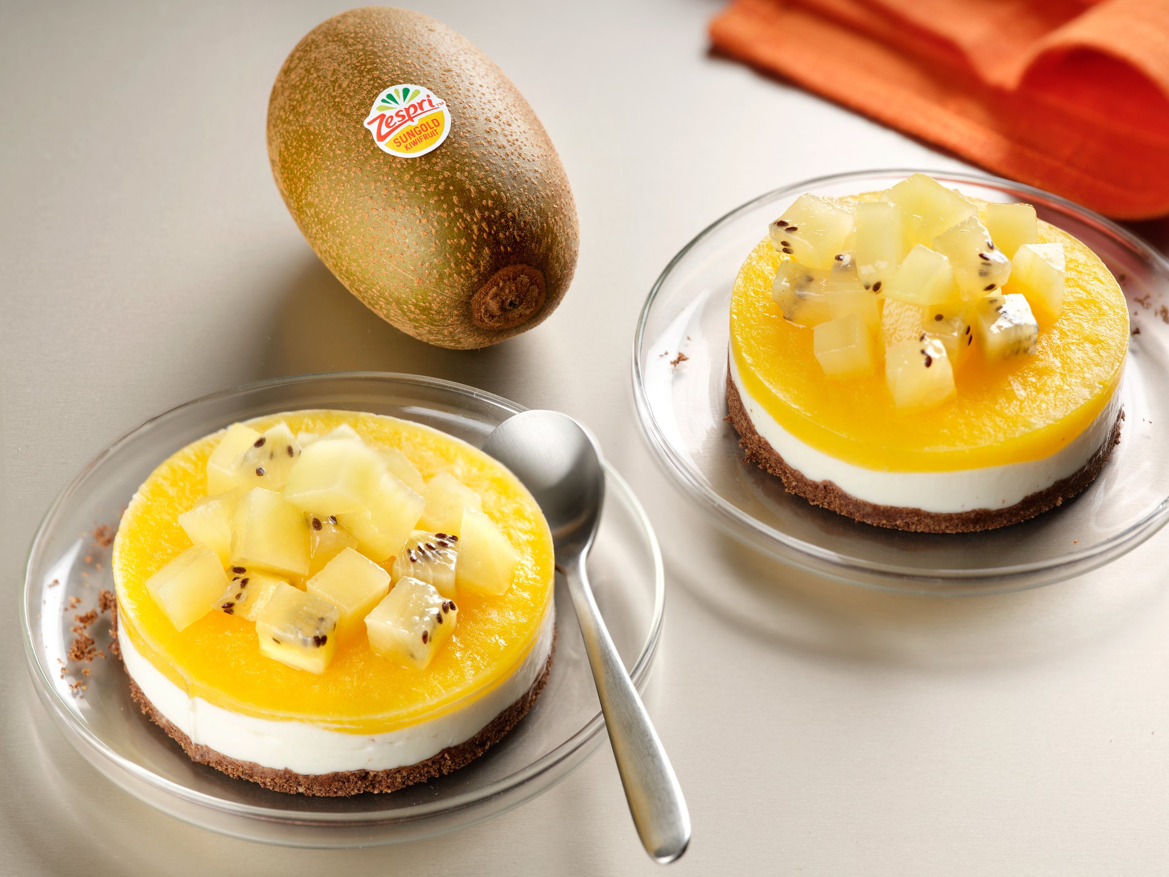 Tartitas rápidas de queso con kiwi y mango