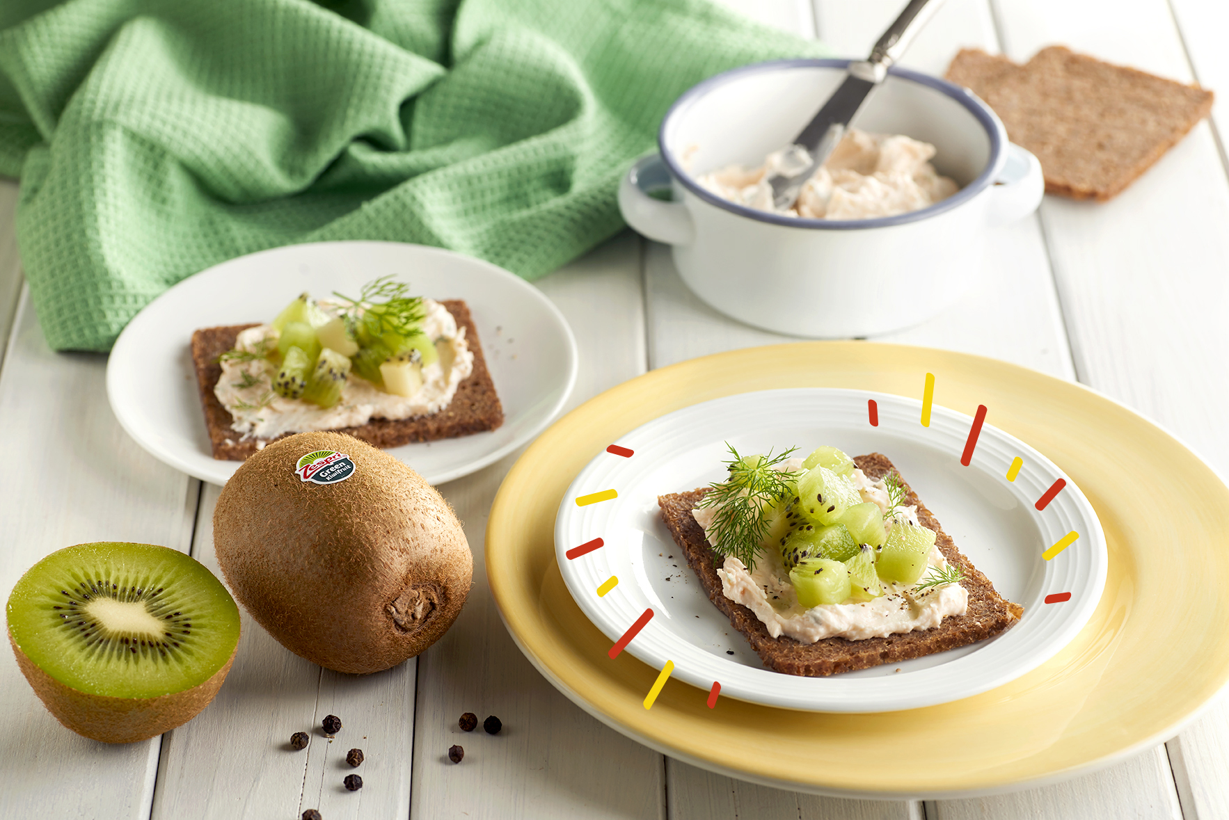 Tostada de centeno con queso fresco light de salmón y kiwi Zespri™ Green.