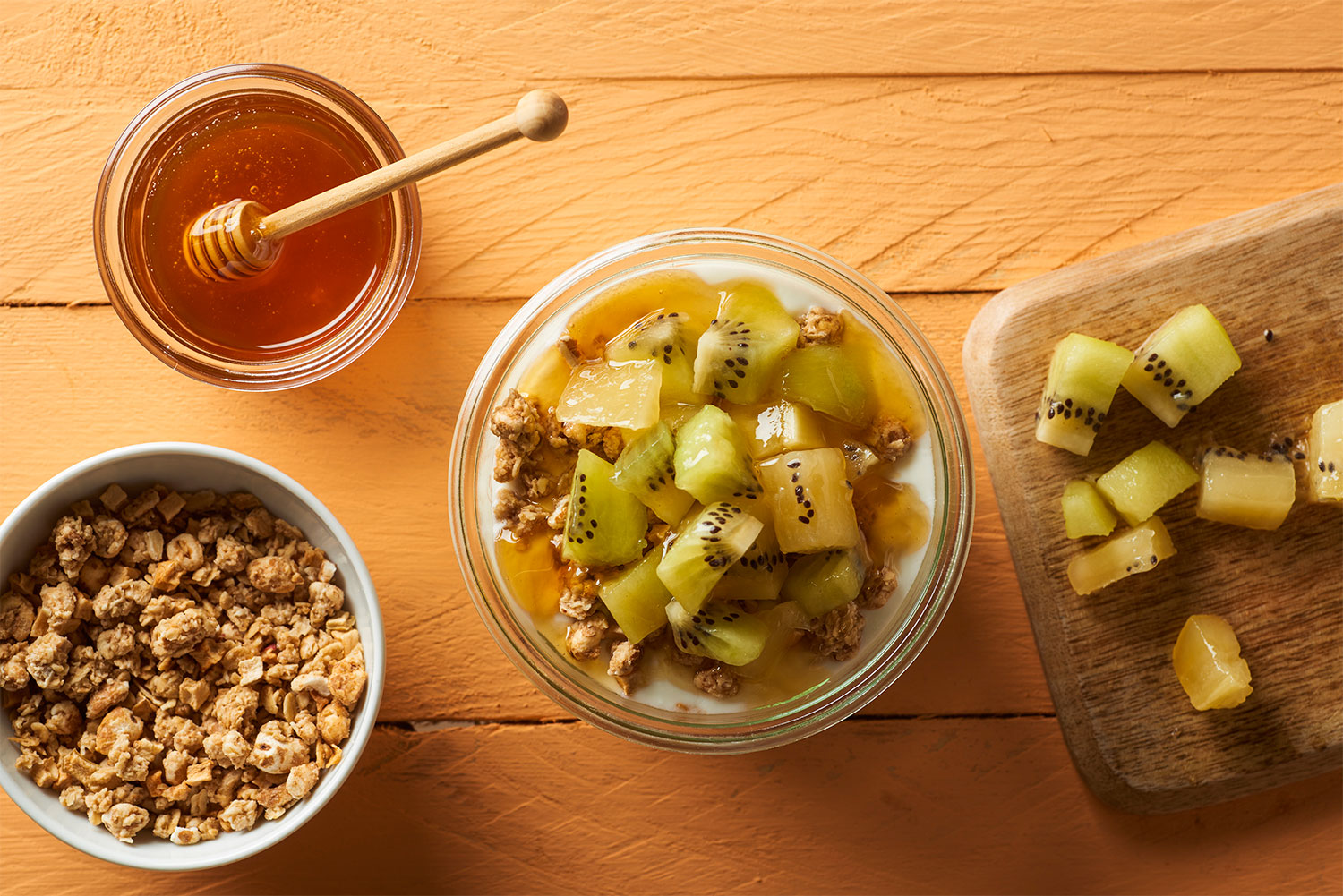Yogur natural con kiwi Zespri Green y Zespri SunGold en cubitos y granola