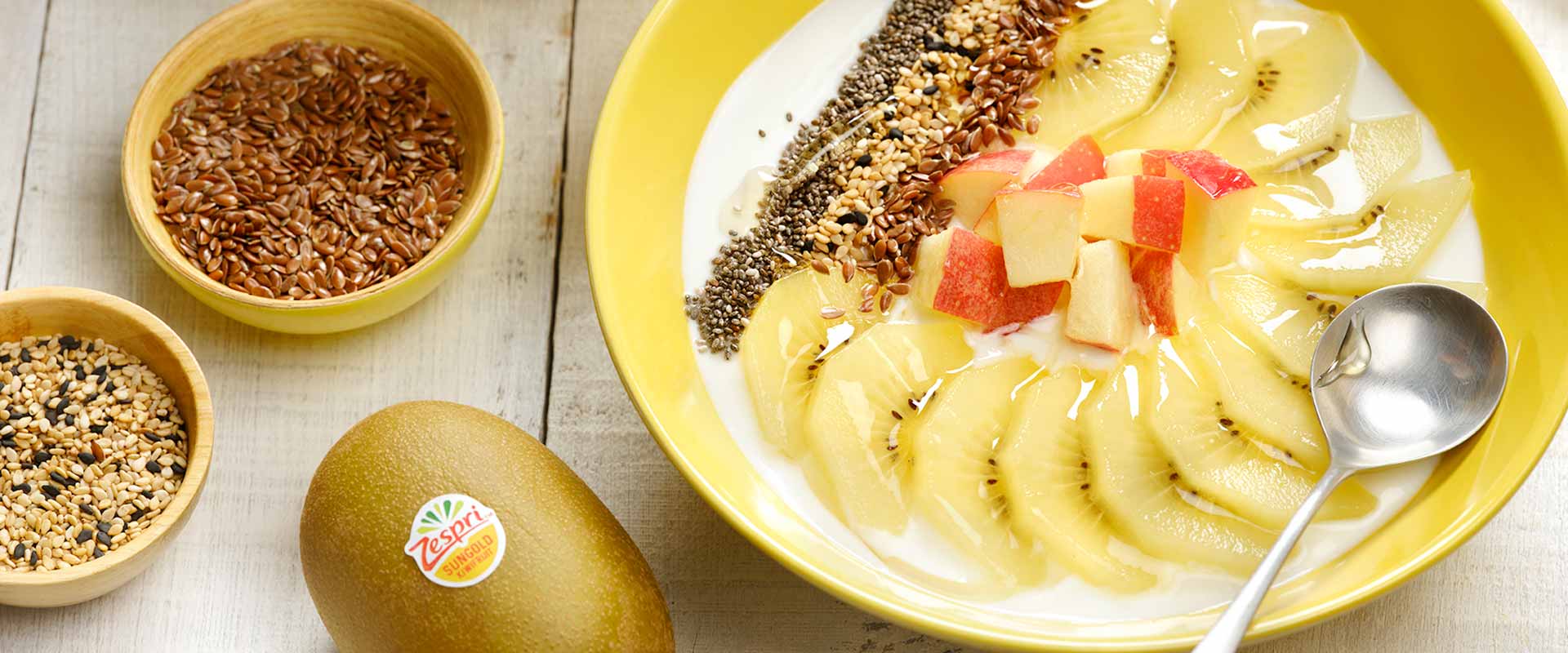 Joghurtbowl mit Samenkörnern, Kiwis und Äpfeln