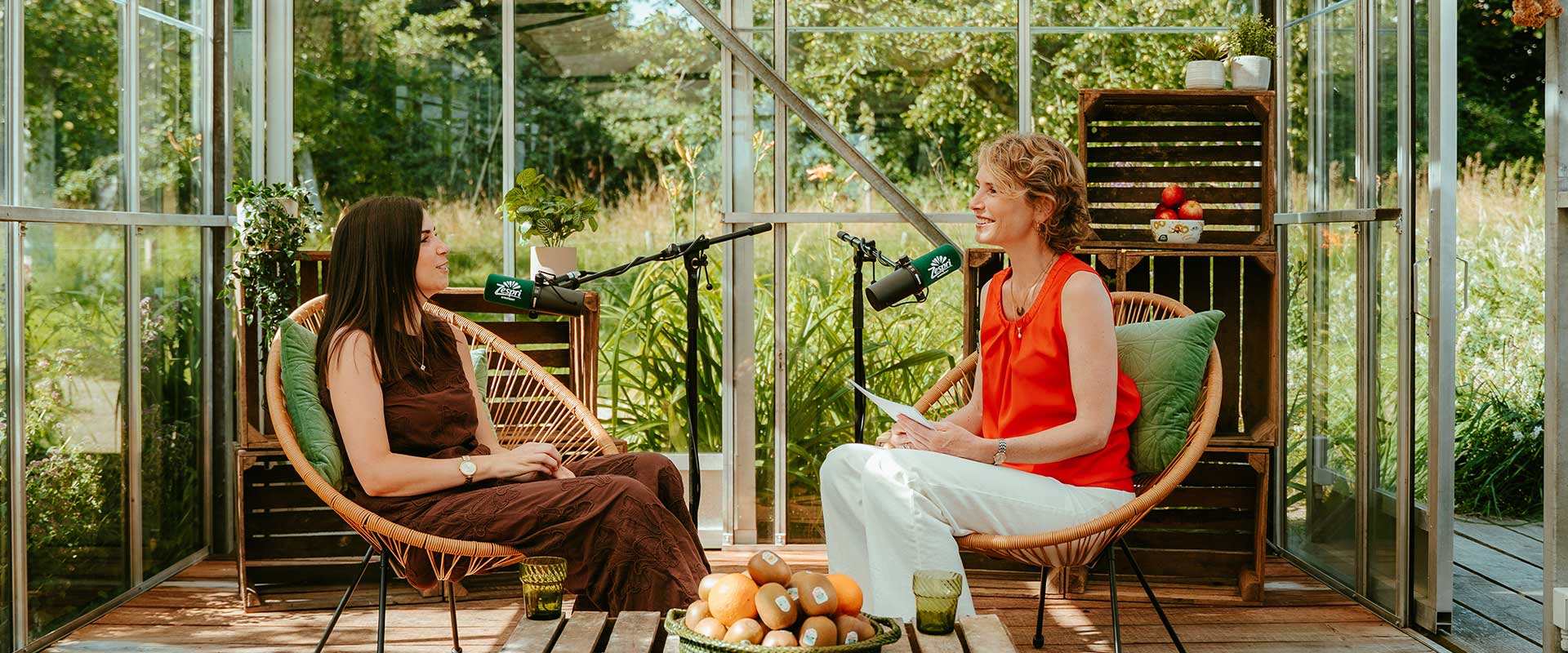 Caroline Veyt et Laura Tuveri sont assises sur une chaise et se parlent à travers un micro - Header 