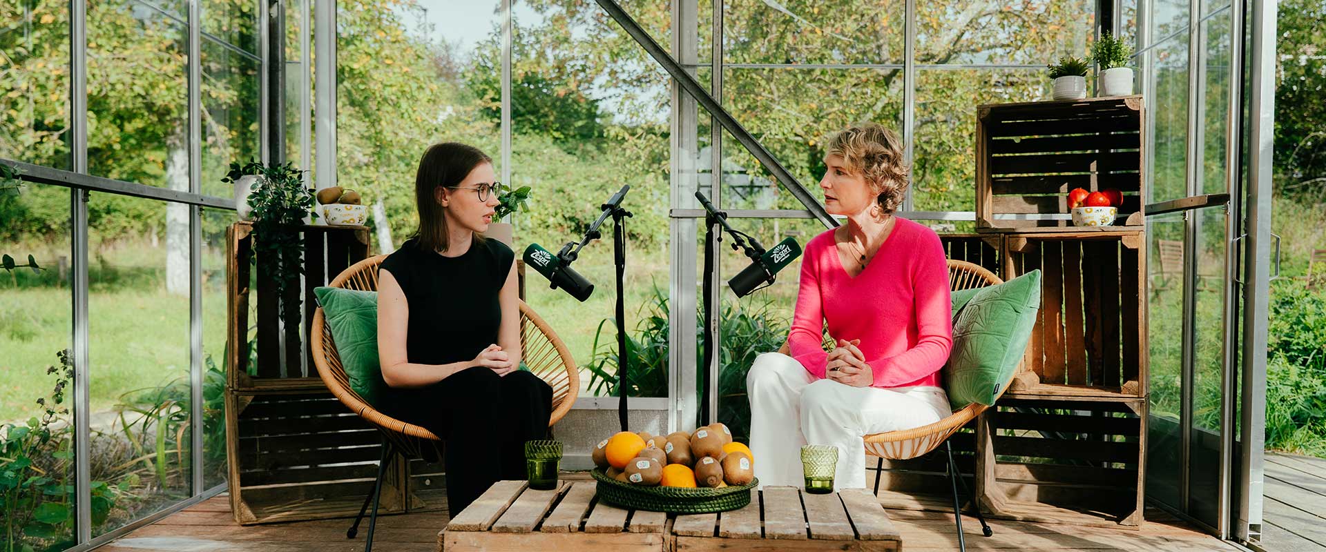 Caroline Veyt et Pauline Van Ouytsel sont assises sur une chaise et se parlent à travers un micro - Header 