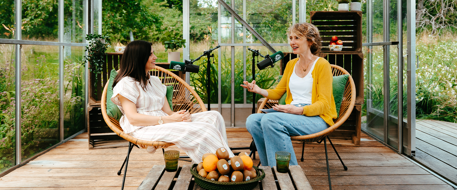 Caroline Veyt et Laura Tuveri sont assises sur une chaise et se parlent à travers un micro - Header 
