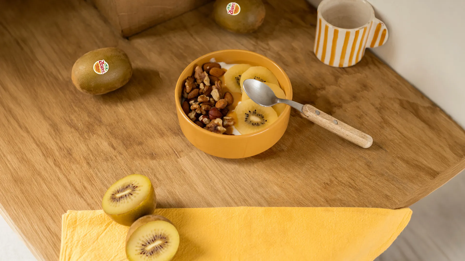 Bol de skyr au kiwi jaune Zespri™ SunGold™, fruits secs & beurre de cacahuètes