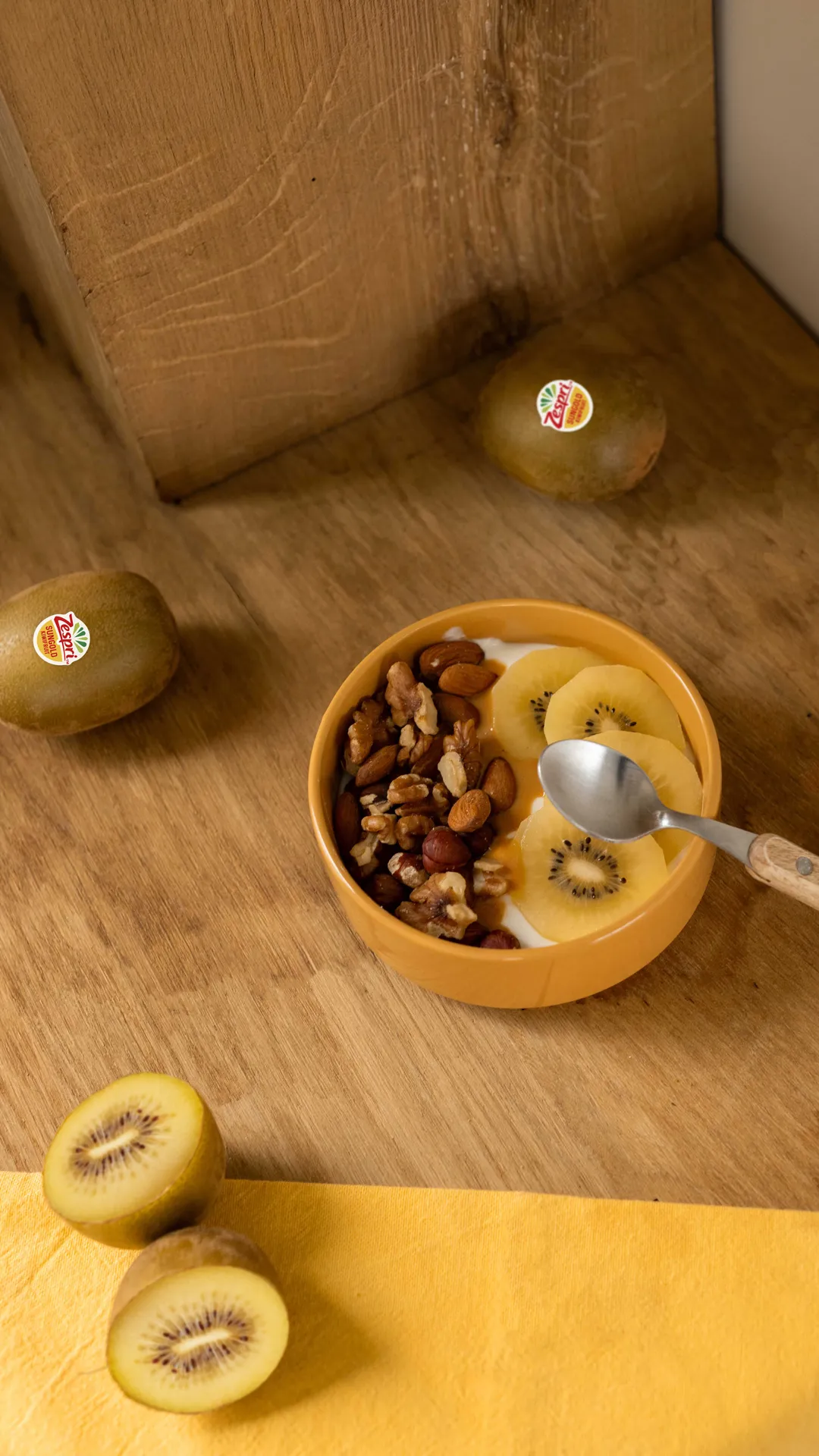 Bol de skyr au kiwi jaune Zespri™ SunGold™, fruits secs & beurre de cacahuètes