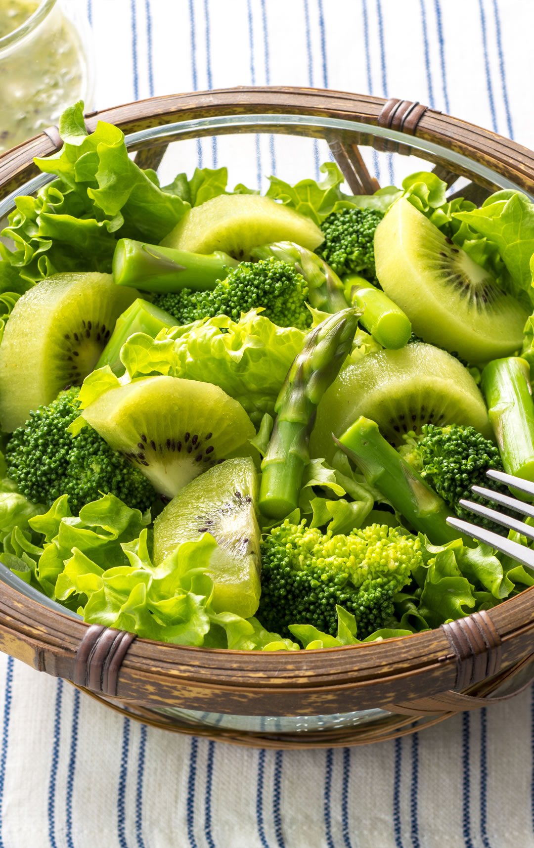 不足しがちな野菜を キウイのグリーンサラダ