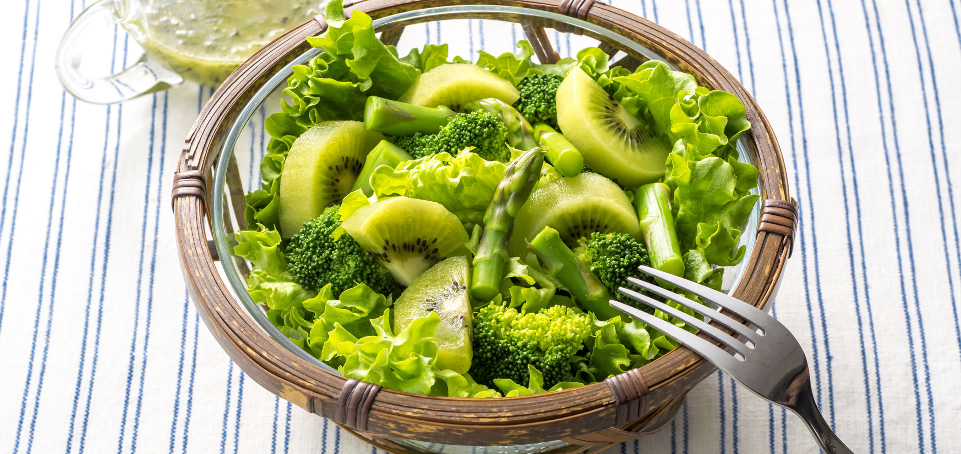 不足しがちな野菜を キウイのグリーンサラダ 不足しがちな野菜を キウイのグリーンサラダ