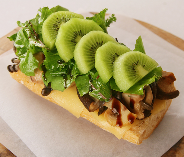 22_kiwi_mushroom_open_sandwich.jpg