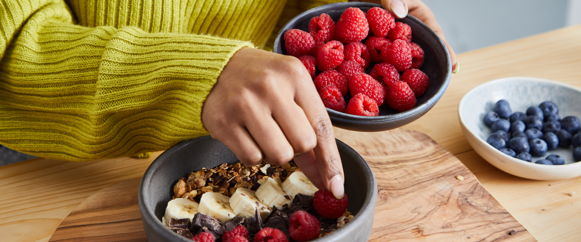 Gezond ontbijt met frambozen, bananen en granola - Header