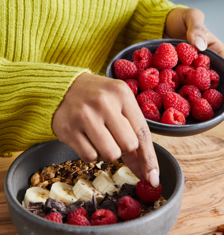 Gezond ontbijt met frambozen, bananen en granola - Thumbnail
