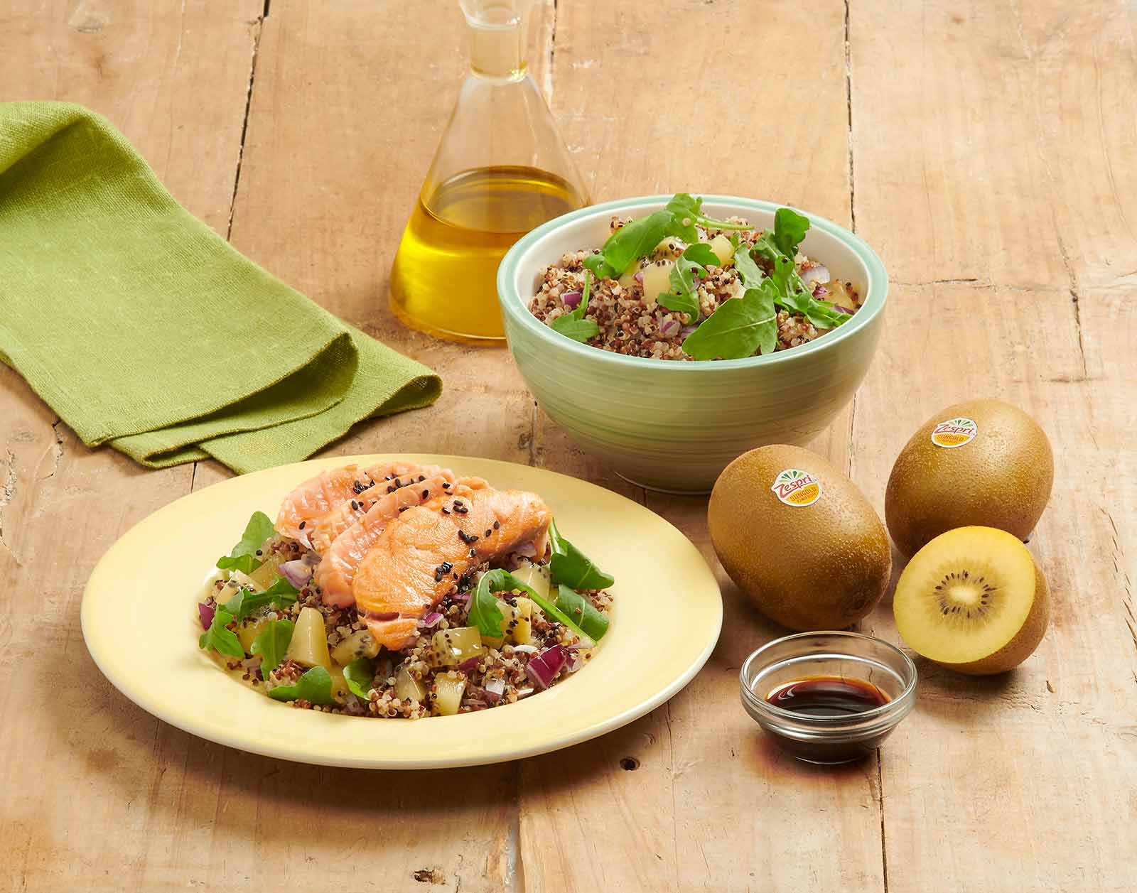 Naringsrik Quinoa Sallad Med Zespri Sungold Kiwi Och Marinerad Lax