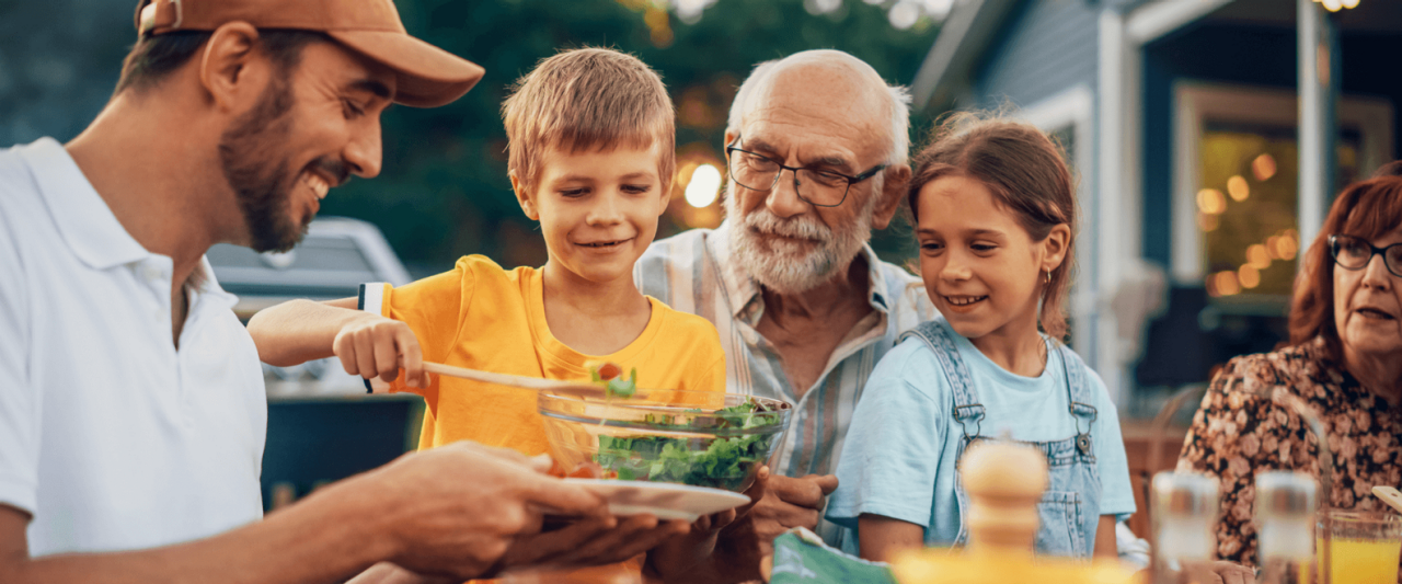 Moment en famille autour d'une salade saine