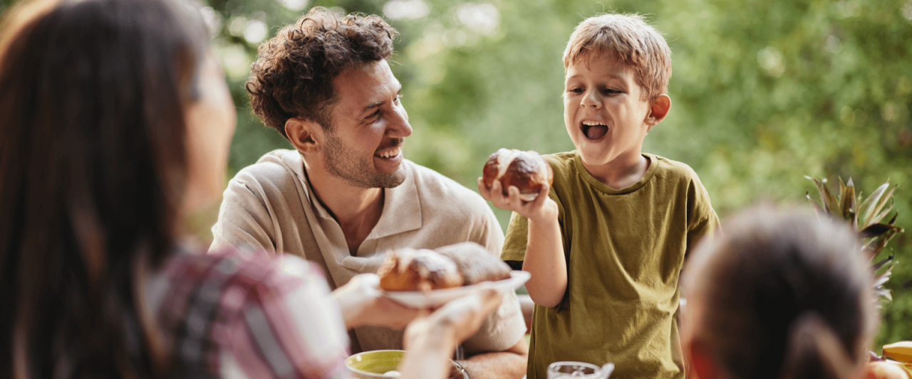 Déjeuner en famille avec des petits pains frais