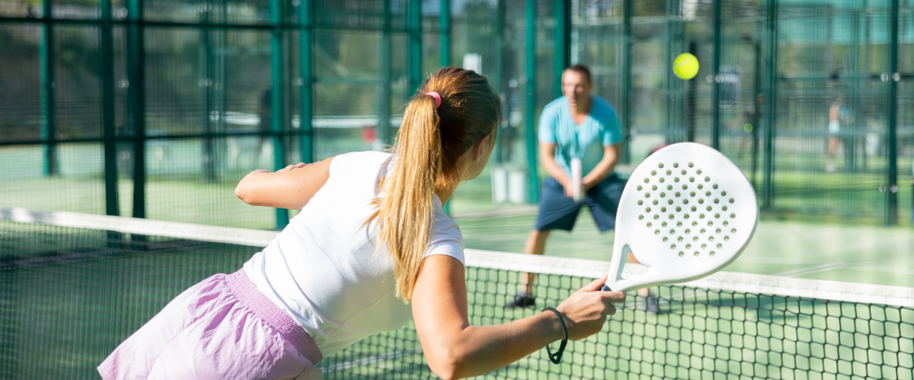 Sportief plezier: samen padel of tennis spelen buiten