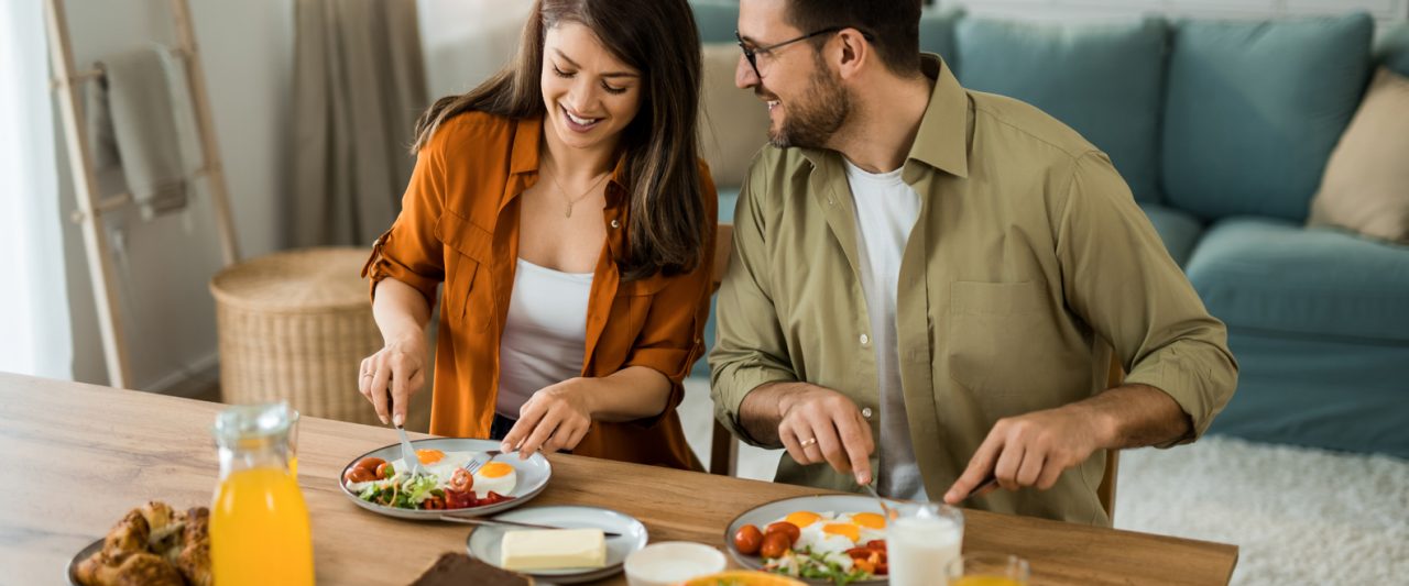 Koppel geniet samen aan tafel van een gezond ontbijt