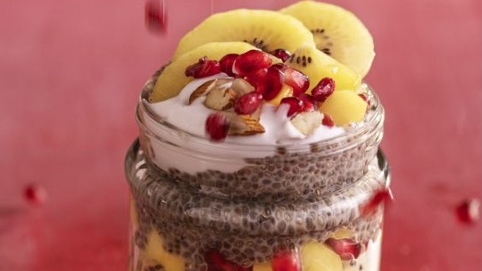 ranola, vanilla yogurt, Zespri SunGold kiwi, pomegranate and chia seeds in mason jar